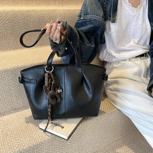 Retro pleated black leather tote bag with cute cat charm for stylish everyday commute