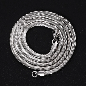 Vue détaillée du collier chaîne serpent plate en argent avec fermoir mousqueton noir