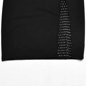 Detail des schwarzen Kleid-Saums mit Mesh-Einsatz und funkelnden Strasssteinen