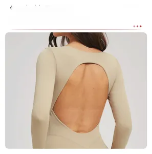 Détail macro du dos nu ovale sur un body de sport à manches longues beige