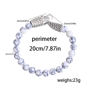 Dettaglio del bracciale con pietre di turchese bianco 8mm e chiusura a testa di serpente
