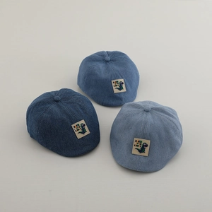 Tre tonalità di berretti in cotone denim per bambini con simpatiche toppe di dinosauri