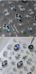 Détails macro de stickers ongles 3D avec effet perlé et motifs floraux bleus