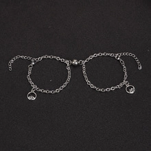 Vista dettagliata dei braccialetti magnetici astronauta in argento con catena in metallo