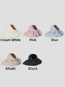 Vista piatta di cappelli parasole a tesa larga in crema, rosa, blu, kaki e nero con fiocco