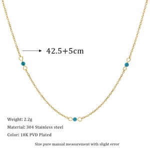 Detail der 18K vergoldeten Unendlichkeits-Halskette mit blauen Perlen und Maßen