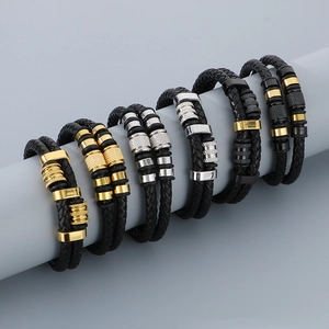 Détail de bracelets en cuir tressé avec fermoirs magnétiques or, argent et noir fusil