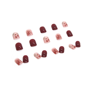 Faux ongles rouge vin et dégradé rose avec motifs floraux et paillettes de feuilles d'or