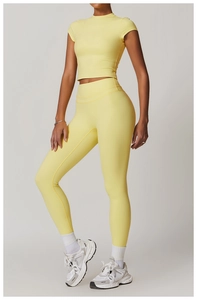 Dettaglio del set yoga giallo chiaro con top corto e leggings a vita alta