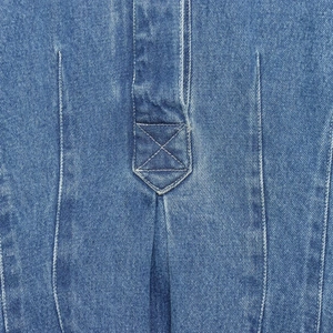 Detail-Makroaufnahme von blauem Jeansstoff mit X-Stich-Schlaufe und Textur am Taillenhemd