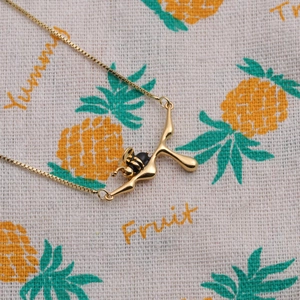 Collana in rame placcato oro con ciondolo astratto e dettaglio ape nera minimalista