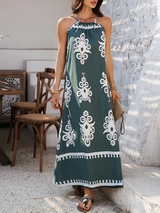 Detailansicht des grünen Boho-Maxikleides mit weißen abstrakten Mustern am Saum