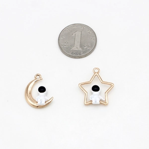 Pendentifs astronaute avec lune et étoile en alliage doré avec pièce pour l'échelle de taille