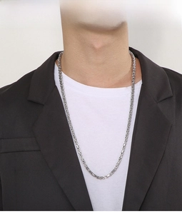 Close-up of a 5mm silver Byzantine chain necklace in stainless steel worn by a male model