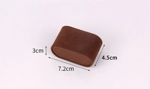 Dettaglio dimensioni di un cuscino per orologi in velluto marrone 7,2cm x 4,5cm x 3cm