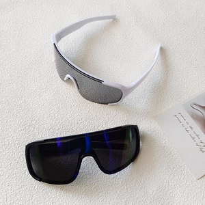 Outdoor cycling sunglasses with large frames for wind protection and sports performance