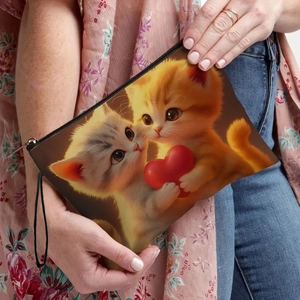 Trousse à maquillage avec chats dorés et motif de cœur rouge pour la Saint-Valentin