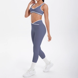 Details des Yoga-Sets in Rauchblau mit weißen Kontrastkanten und gekreuztem V-Taillenbund
