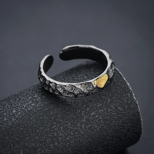 Vintage adjustable hammer texture ring in black and gold finish with rock pattern