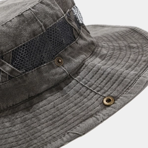 Dettaglio cappello da sole grigio antracite con rete traspirante e bottoni in metallo