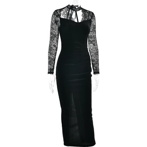 Détail d'une robe noire moulante avec manches en dentelle et plis froncés élégants