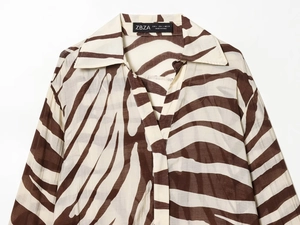 Détail du col de chemise imprimé zèbre marron montrant la texture du tissu léger