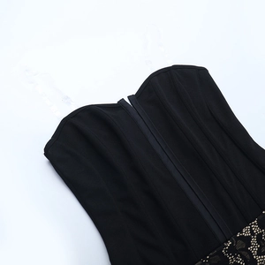 Nahaufnahme des schwarzen Spitzen-Jumpsuits mit Klarsichtträgern und V-Ausschnitt