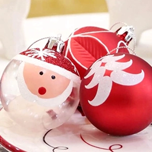 Détail de boules de Noël rouge Père Noël et motifs de flocons de neige scintillants