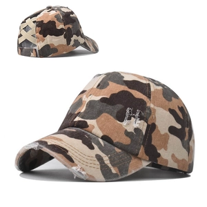 Détail de la casquette de baseball camouflage avec bandes élastiques pour queue de cheval