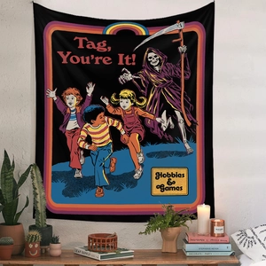 Dettaglio di un arazzo da parete con grafica fumetto vintage e bordo arcobaleno decorativo