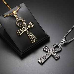 Détails de pendentifs croix Ankh en or et argent avec gravures de hiéroglyphes égyptiens