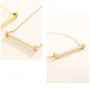 Détail du collier pendentif barre en or rose pavé de pierres de zircone blanches brillantes