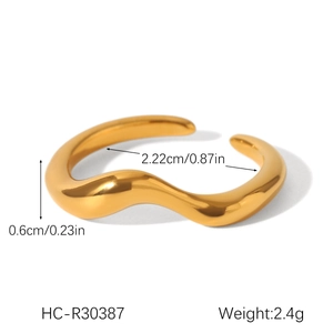 Detail view of wave-shaped golden open ring with dimensions 0.6cm height and 2.4g weight