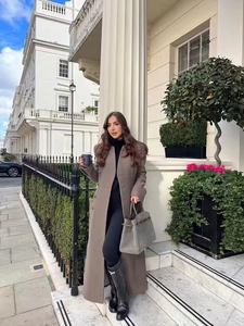 Eleganter langer brauner Wollmantel für Damen mit einreihigem V-Ausschnitt im Streetstyle