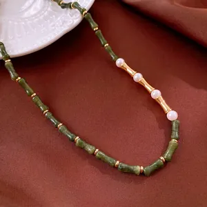 Collier de perles de jade bambou vert avec accents dorés et perles au style vintage