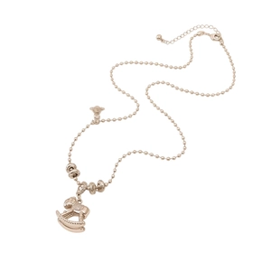 Collier en or rose avec pendentif cheval à bascule, cheval en zircone et charme saturne