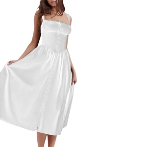 Détail de la robe en satin blanc avec encolure en dentelle et boutons décoratifs devant