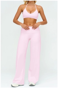 Detailansicht von hellrosa Halter-Yoga-BH und Sporthose mit weitem Bein Set