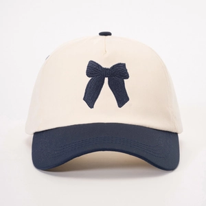 Berretto da baseball beige e blu navy regolabile con fiocco blu ricamato a mano