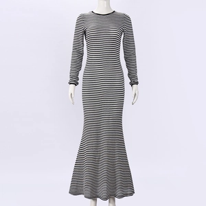 Détail du tricot rayé texturé et de l'ourlet sirène de cette robe mi-longue ajustée