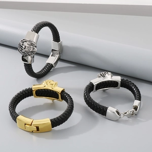 Détail de bracelets en cuir tressé avec têtes de lion en acier inoxydable et fermoir sûr