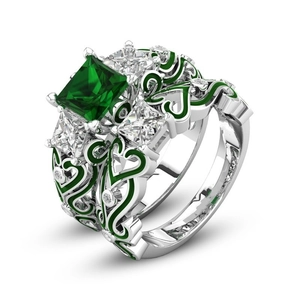 Detail van luxe vierkante groene edelsteenring met emaille werk en diamanten