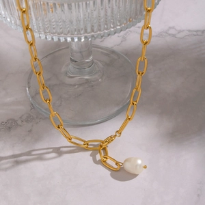 Collier chaîne trombone dorée minimaliste avec pendentif perle baroque naturelle femme