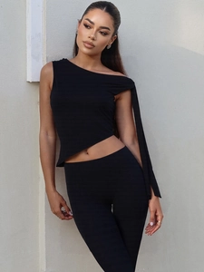 Schickes schwarzes Damen-Set mit asymmetrischem Crop-Top und schmaler High-Waist-Hose