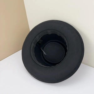 Détail de la sangle interne ajustable et de l'étiquette en coton mélangé d'un chapeau noir