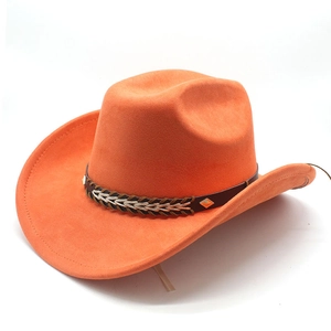 Makro-Detail des orangefarbenen Cowboyhutes mit Lederband und metallischen Nietenverzierung