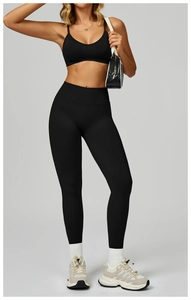 Détail de l'ensemble de yoga noir sans couture montrant le legging taille haute et le brassière