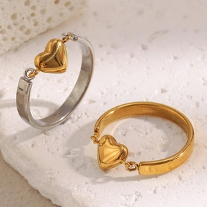 Anello Con Pendente A Cuore In Acciaio Inossidabile Placcato Oro 18K Gioielli Geometrici Lucidi Per Donne Ragazze