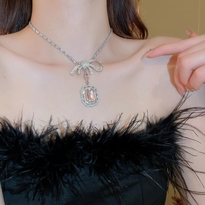 Mannequin portant un collier nœud en argent avec un grand pendentif rose rectangulaire