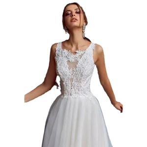 Robe de mariée blanche élégante avec col en V et détails complexes de crochet floral